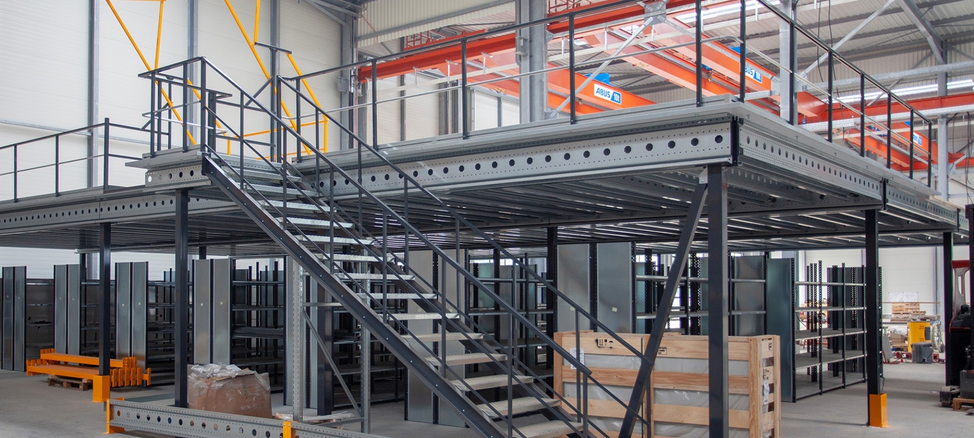 Plateforme de stockage mezzanine métallique à niveau uni avec escalier et barrière écluse au sein d&#039;un entrepôt
			                        