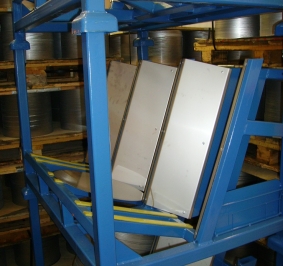 Système inclinable de palette industrielle pour stockage de disques tôlés
			