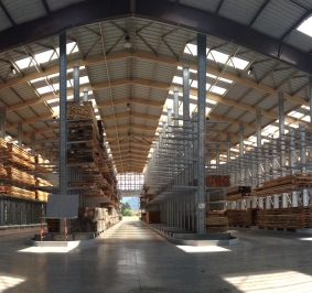 Vue panoramique d’un entrepôt de stockage construit à l’aide de racks cantilever
			