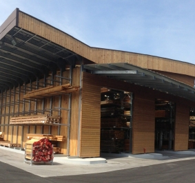 Entrepôt de stockage autoportant pour charges longues avec un toit et un bardage en bois
			