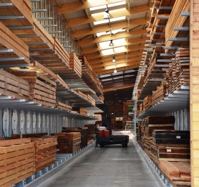 Stockage de bois sur des rayonnages Cantilever au sein d’un hall de stockage autoportant
			