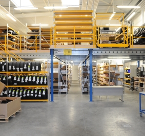 Solution de plateforme-mezzanine installée dans un atelier automobile
			