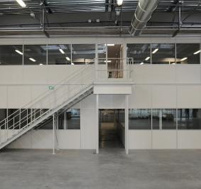 Cloisons modulaires de bureaux sur 2 niveaux au sein de l’entreprise Rémy Martin
			