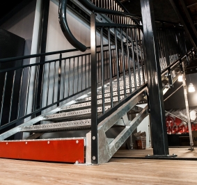 Escalier ERP avec une plinthe permettant de sécuriser l’accès à la première marche
			