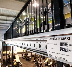 Plaque de charge maximale sur une plateforme-mezzanine Provost installée dans une salle de sport
			
