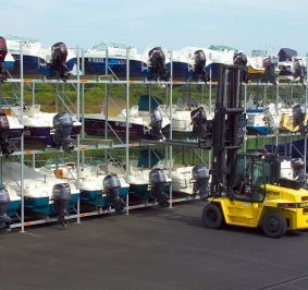 Port à sec avec des racks de stockage extérieur pour bateau et un chariot élévateur
			