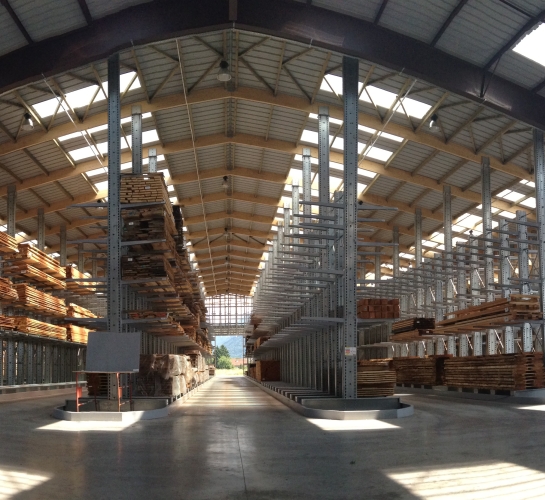 Vue panoramique d’un entrepôt de stockage construit à l’aide de racks cantilever
                