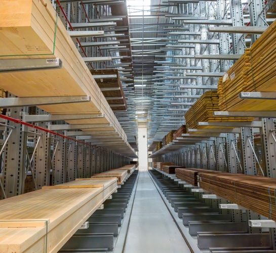 Stockage de bois dans un entrepôt sur des rayonnages Cantilever grande hauteur
                