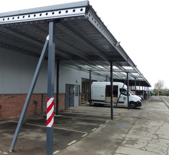 Auvent industriel pour un car port avec des bornes de rechargement pour voitures électriques
                