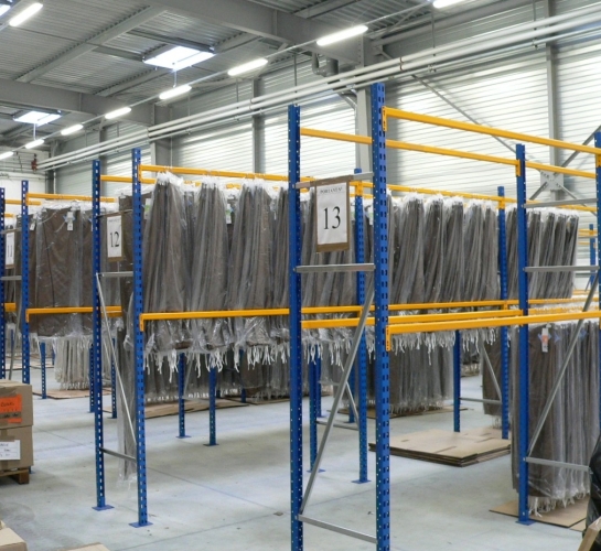 Rayonnages Prorack+ utilisés pour le stockage de vêtements au sein d’une usine textile 
                