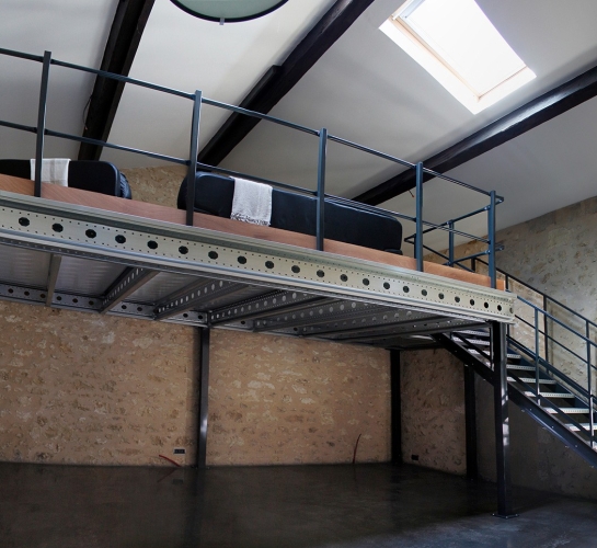 Panoramique d'une mezzanine métallique avec escalier installée dans un loft
                