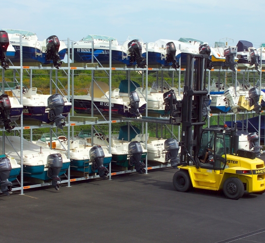 Port à sec avec des racks de stockage extérieur pour bateau et un chariot élévateur
                