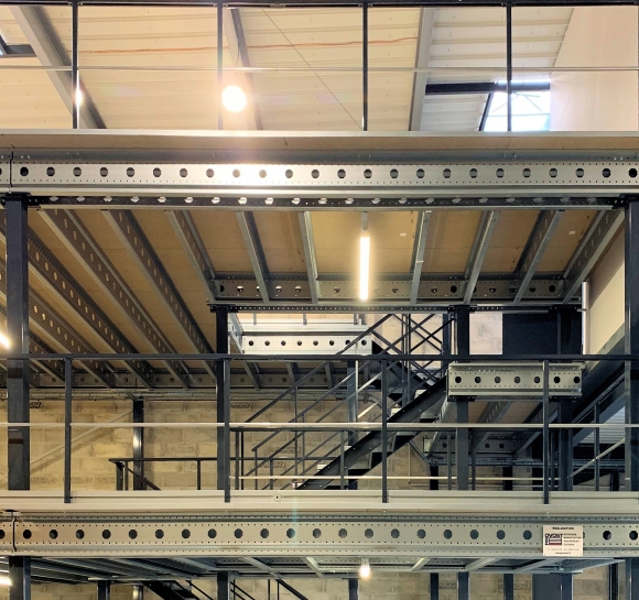 Double escalier métallique permettent l’accès à plusieurs niveaux d’une plateforme dans un entrepôt]
		                    